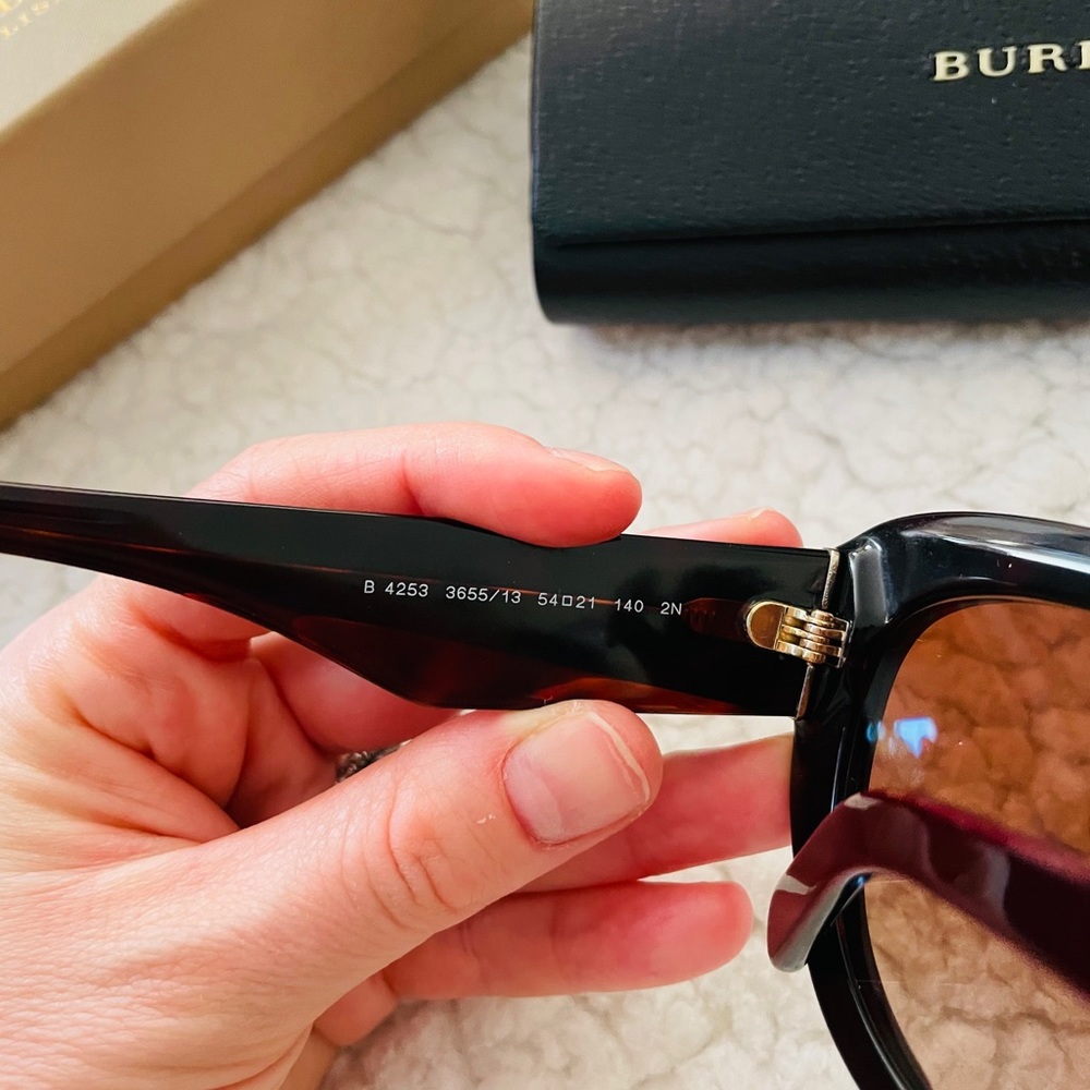 Burberry sunglasses - Picture 4 of 7